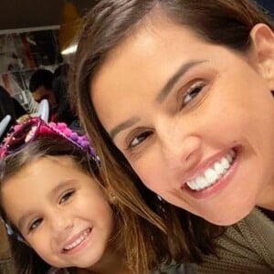 Deborah Secco foi maquiada pela filha, Maria Flor, nesta quinta-feira, 2 de abril de 2020