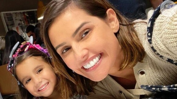 Deborah Secco foi maquiada pela filha, Maria Flor, nesta quinta-feira, 2 de abril de 2020