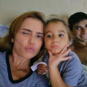 Deborah Secco está vivendo o isolamento domiciliar com a família