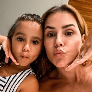 Deborah Secco falou sobre a rotina com Maria Flor durante quarentena