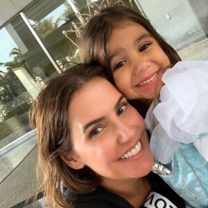 Filha de Deborah Secco é sucesso nas redes sociais da atriz