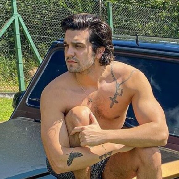 Luan Santana faz foto com carro de luxo. Veja!