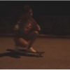 Bruna Marquezine mostra elasticidade ao fazer piruetas com o skate, em 26 de outubro de 2014