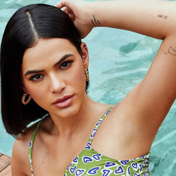 Bruna Marquezine aposta em biquíni neon para pegar sol em casa. Veja foto postada pela atriz nesta segunda-feira, dia 06 de abril de 2020