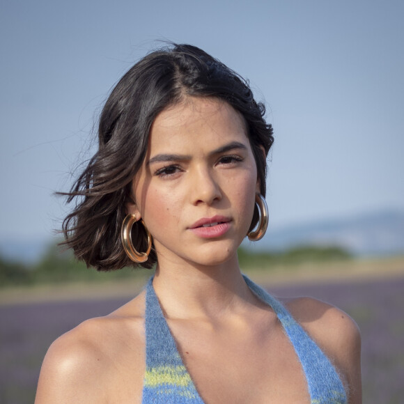 Bruna Marquezine exibe corpo em foto de biquíni durante banho de sol na quarentena