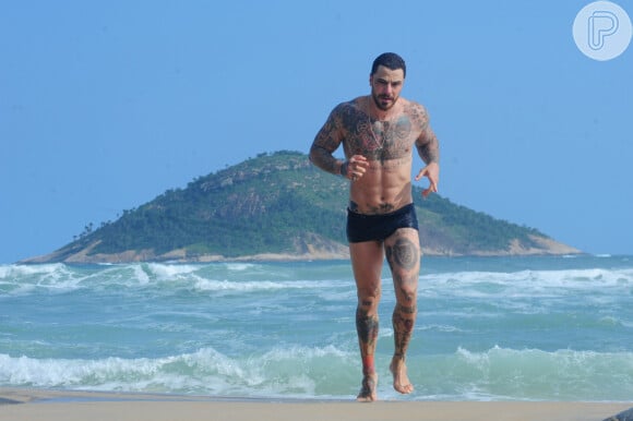 Felipe Titto chama atenção por físico em fotos e vídeos sem camisa