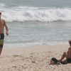 Kayky Brito curtiu o domingo, 26 de outubro de 2014, na praia da Reserva, na Zona Oeste do Rio. Acompanhado pela nova namorada, Bianca Grubhofer Amaral, com quem trocou beijos, o ator jogou vôlei e mostrou que está em ótima forma