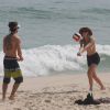 Kayky Brito curtiu o domingo, 26 de outubro de 2014, na praia da Reserva, na Zona Oeste do Rio. Acompanhado pela nova namorada, Bianca Grubhofer Amaral, com quem trocou beijos, o ator jogou vôlei e mostrou que está em ótima forma