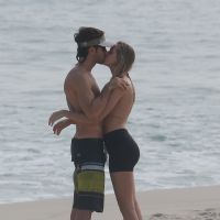 Kayky Brito, de 'Alto Astral', troca beijos com a namorada em praia do Rio