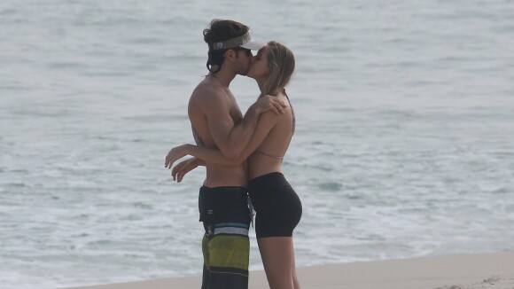 Kayky Brito, de 'Alto Astral', troca beijos com a namorada em praia do Rio