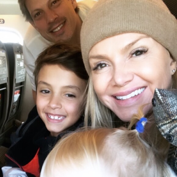 A apresentadora Eliana se divertiu com a travessura da filha caçula