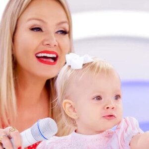 A apresentadora Eliana mostrou a filha, Manuela, passando vela em seu cabelo em vídeo compartilhado nesta quarta-feira, dia 08 de abril de 2020