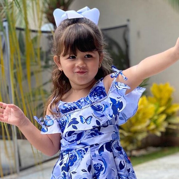 Filhos de Cristiano, dupla de Zé Neto, e Paula Vaccari, Pietra, de 2 anos, e Cristiano, de 1 mês, combinaram look e impressionaram por fazerem a mesma pose