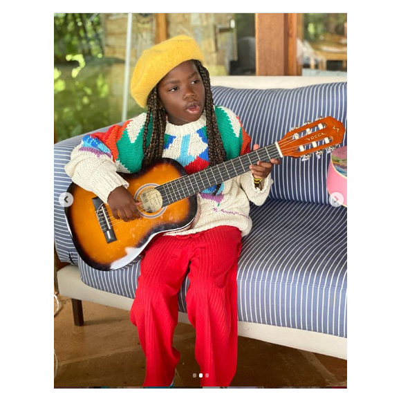 Filha mais velha de Giovanna Ewbank, Títi apareceu em foto com um violão na mão e look estiloso
