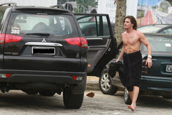 Romulo Netto costuma surfar em praias do Rio de Janeiro
