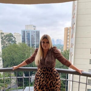 Marilia Mendonça esbanja estilo em foto de look