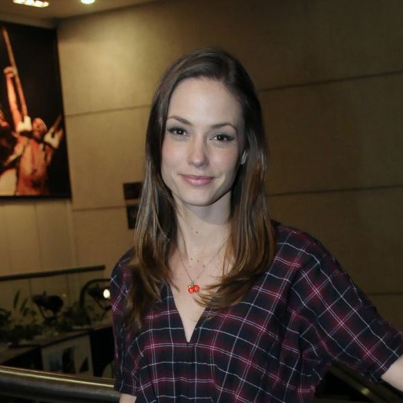 Grávida, Rosanne Mulholland voltou a mostrar a barriguinha em fotos