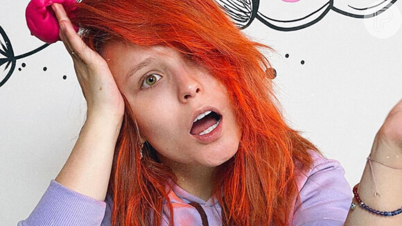 Larissa Manoela radicalizou no visual e pintou cabelo de rosa e laranja