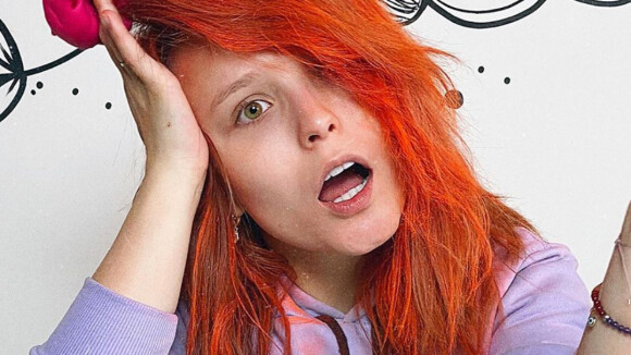 Larissa Manoela radicaliza e pinta o cabelo de laranja e rosa: 'Enlouqueci'