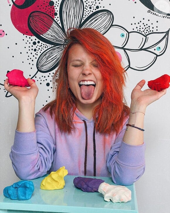 Larissa Manoela recorreu a tinta e massinha para pintar cabelo de rosa e laranja: 'Enlouqueci'