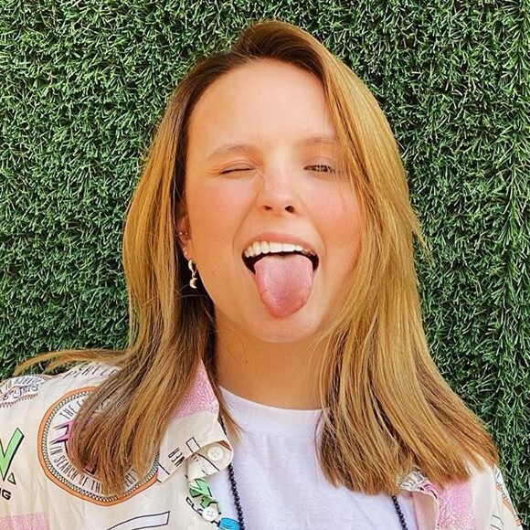 Larissa Manoela já pintou o cabelo da mãe na quarentena