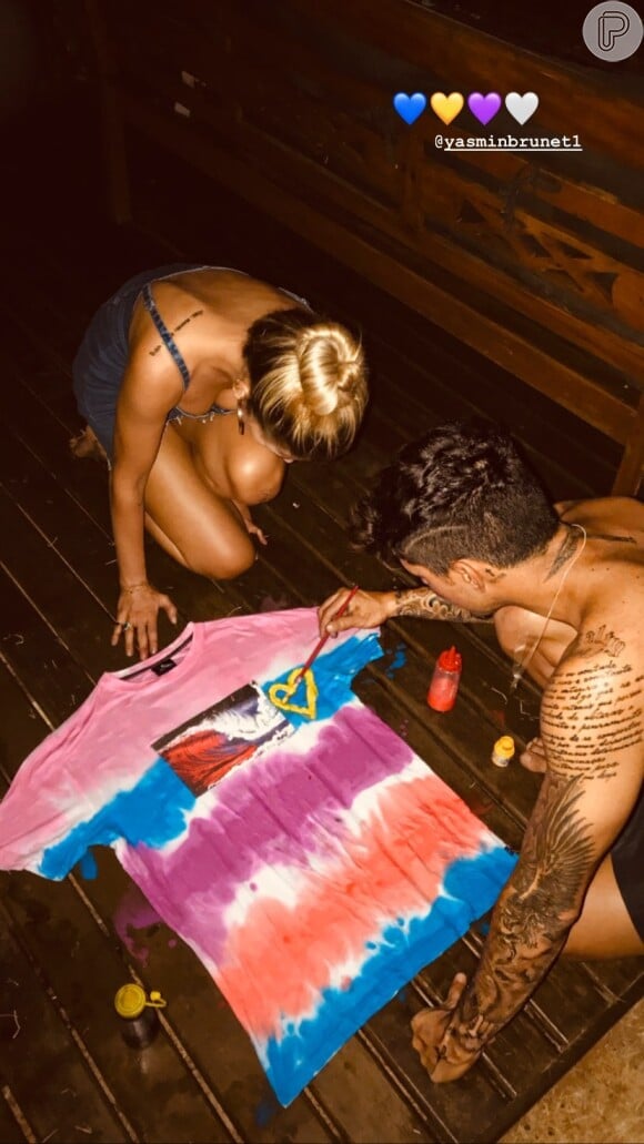 Yasmin Brunet e Gabriel Medina usam look tie dye