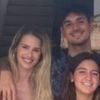 Yasmin Brunet faz foto com Gabriel Medina