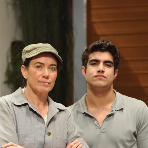 Na novela 'Fina Estampa', Griselda (Lilia Cabral) se entende com o filho Antenor (Caio Castro)