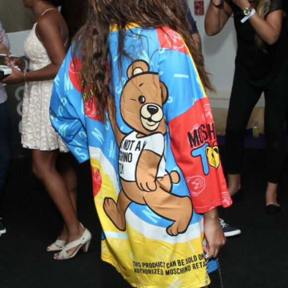 Blusão Moschino usado por Anitta foi lançado à venda por R$ 1.150 em 2015