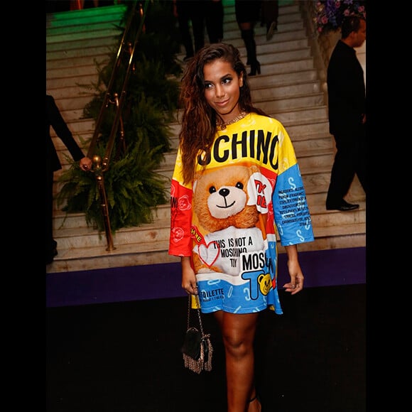 Anitta usou look Moschino a primeira vez em aniversário da promoter Carol Sampaio, em 2015