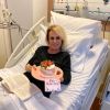 Ana Maria Braga recebe presente ao 'comemorar' aniversário em hospital; Apresentadora fez sua 4ª quimioterapia e imunoterapia em câncer no pulmão