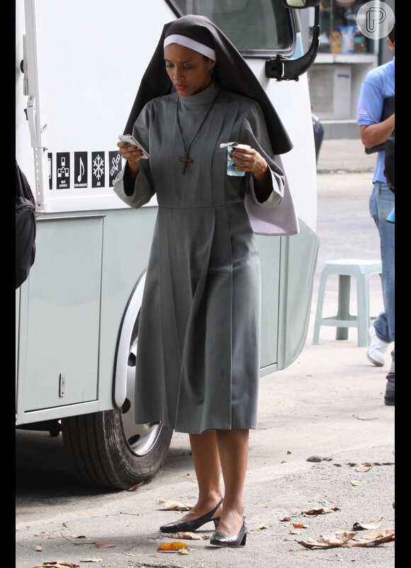 Taís Araújo grava cenas de 'O Dentista Mascarado', nova minissérie da Globo, vestida de freira; a atriz bebeu bastante água para aguentar o calor da zona portuária, no Centro do Rio de Janeiro, em 26 de fevereiro de 2013