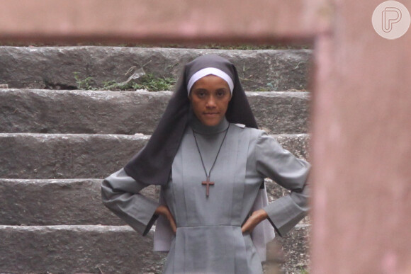 Taís Araújo aguenta firme o calor, vestida de freira