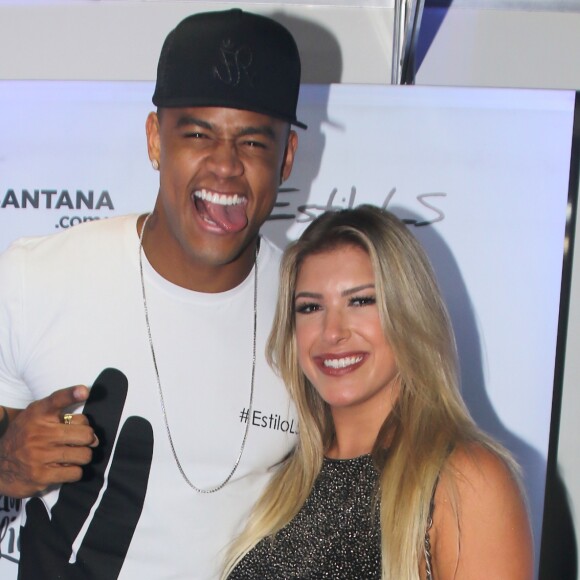 Lorena Improta e Leo Santana já haviam postado vídeos na frente da mesma cama