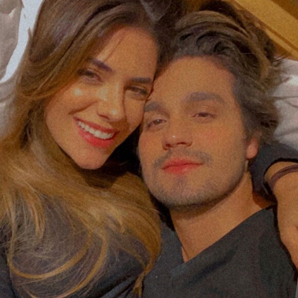 Luan Santana está morando com a noiva, Jade Magalhães