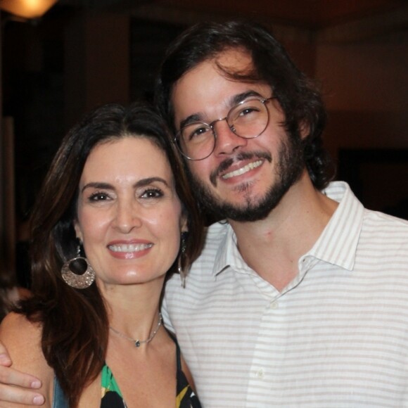 Fátima Bernardes cortou o cabelo de Túlio Gadêlha neste domingo, 26 de abril de 2020