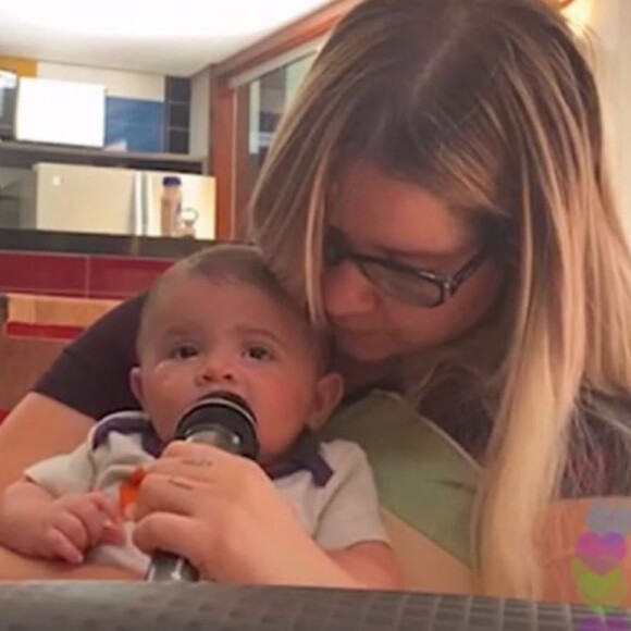 Filho de Marília Mendonça assiste show de Luan Santana