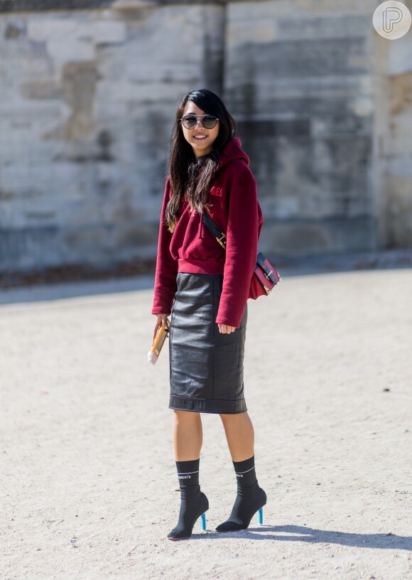 Moda comfy: casaco de moletom com saia de couro mídi + meias e sandálias de salto