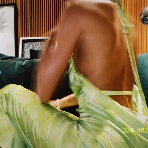 Bruna Marquezine escolheu um vestido que deixou as costas à mostra