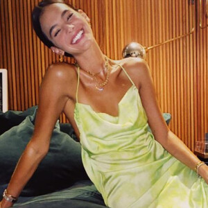 Bruna Marquezine combina tênis e vestido para ver final do 'BBB20' nesta segunda-feira, dia 27 de abril de 2020