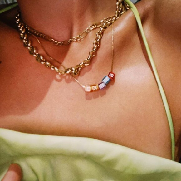 Foto: colar divertido de Bruna Marquezine para final do 'BBB20' é de miçangas