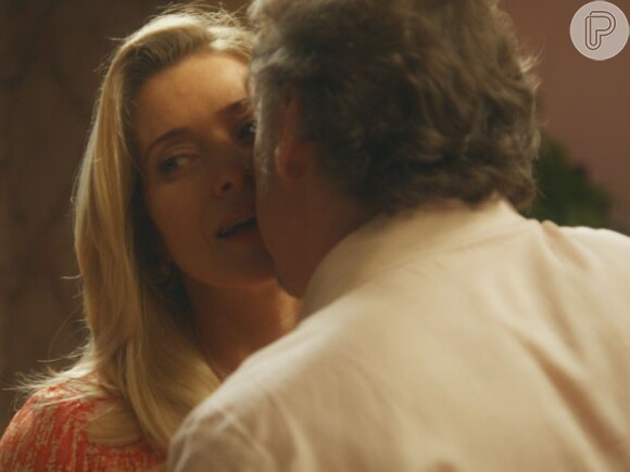 Gilda (Leticia Spiller) e Mário (Guilherme Fontes) se beijam, em 'Boogie Oogie'