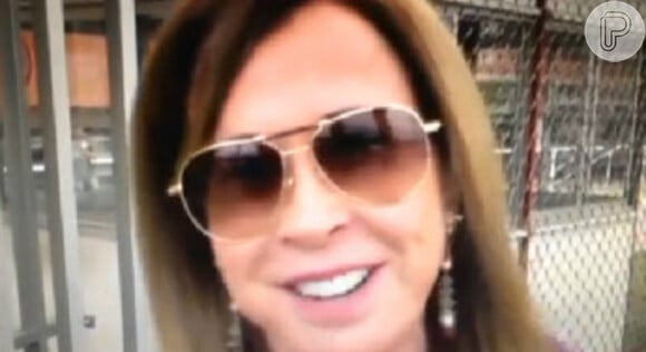 A ex-mulher de Zezé foi abordada pela câmera de TV após a votação, no domingo, 26 de outubro de 2014. Nas imagens, ela aparece sorridente e não se nega a falar sobre a relação com a atual namorada do sertanejo 