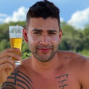 Gusttavo Lima foi denunciado ao Conar por não restringir sua live a um público maior de 18 anos por ter propaganda e consumo de bebida alcoólica