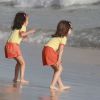 Bianca Rinaldi levou as filhas gêmeas Beatriz e Sofia para a praia