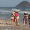 Bianca Rinaldi levou as filhas gêmeas Beatriz e Sofia para a praia
