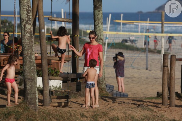 Bianca Rinaldi também brincou com as filhas em um parquinho na praia