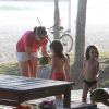 Bianca Rinaldi levou as filhas gêmeas Beatriz e Sofia para a praia, no Rio, nesta segunda-feira, 27 de outubro de 2014