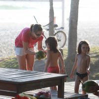 Bianca Rinaldi brinca com as filhas gêmeas em tarde de praia, no Rio