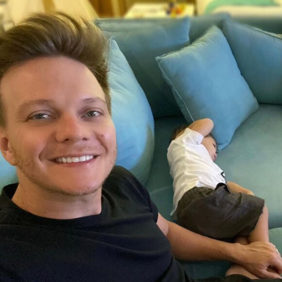 Michel Teló tenta inovar em atividades com os  filhos e Thais Fersoza na quarentena